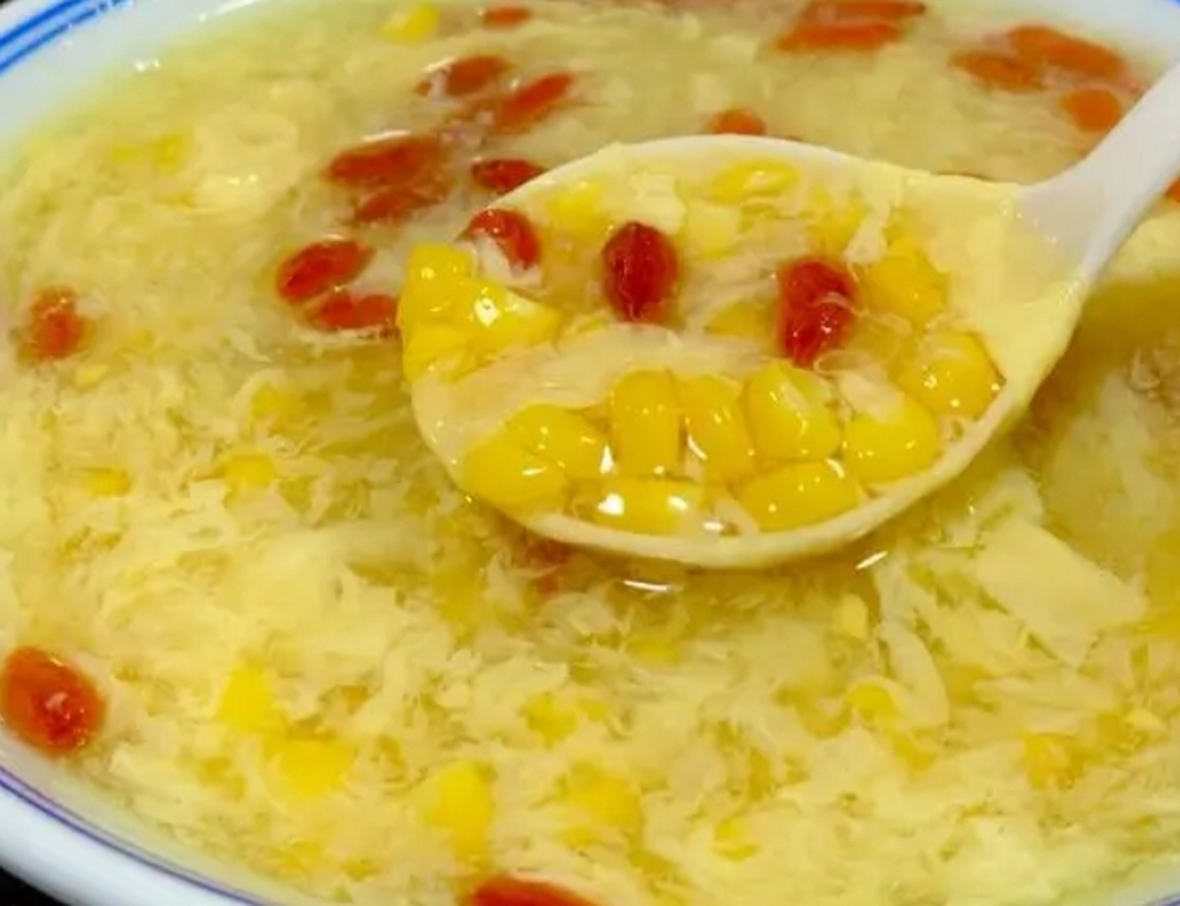 我的美食分享 玉米鸡蛋汤 做法 1,新鲜玉米粒清洗干净以后,既腚