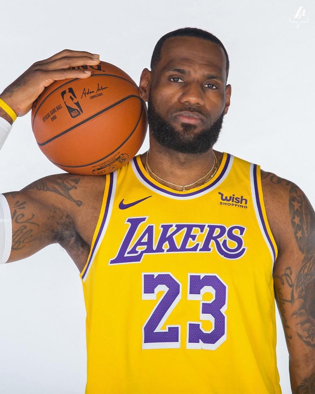 今日,湖人官方推特发布了一组湖人前锋勒布朗-詹姆斯的历年湖人定妆