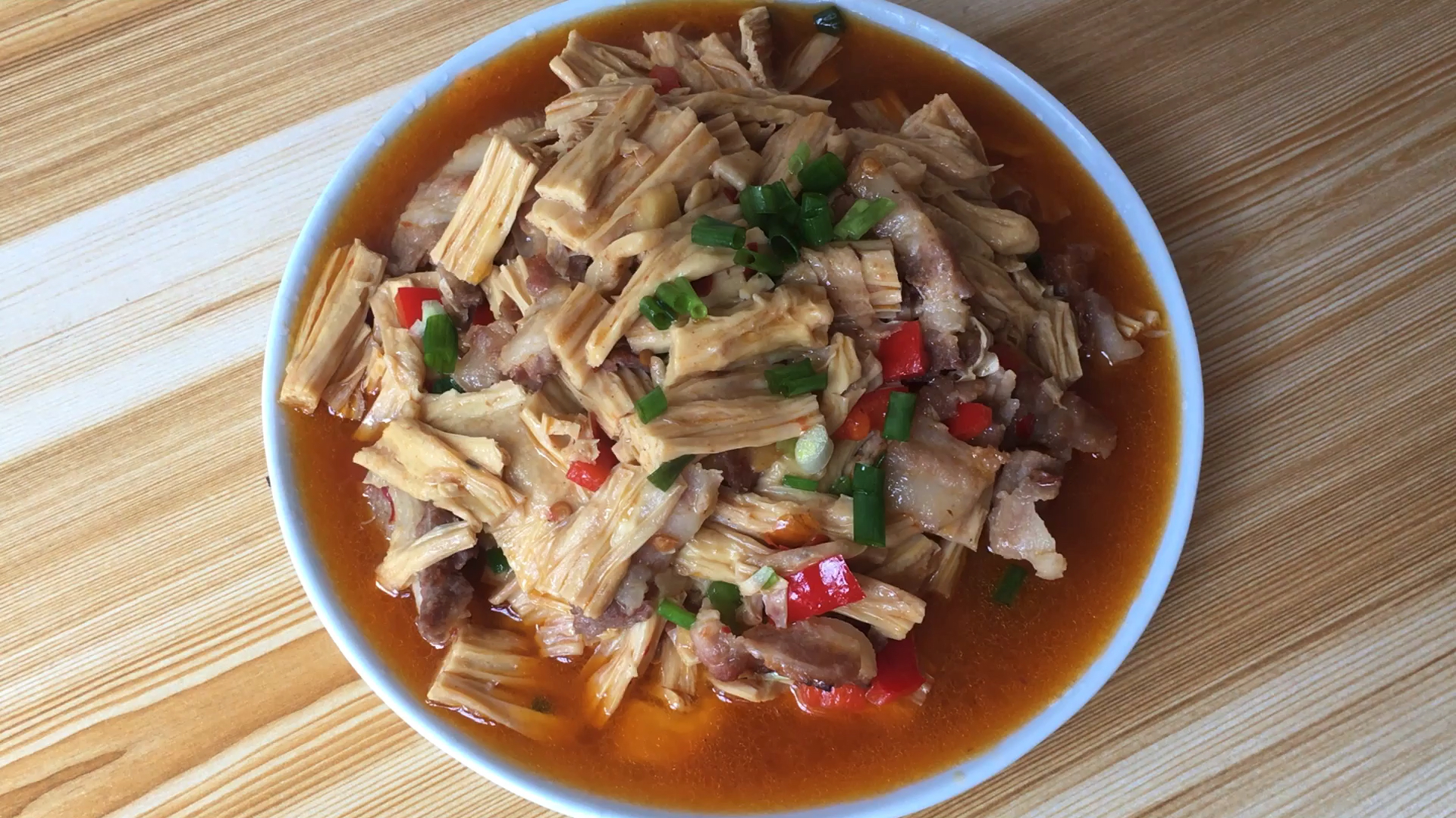 五花肉焖腐竹的家常做法,鲜香味美。汤汁拌饭孩子特别爱吃