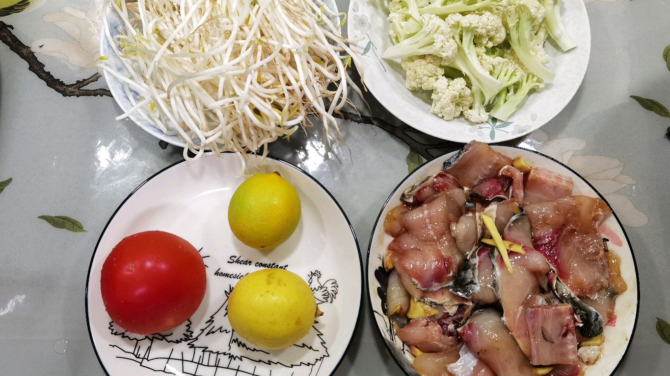 干锅柠檬鱼片,酸中带辣,特别开胃,鱼肉嫩滑,花菜爽脆,好吃