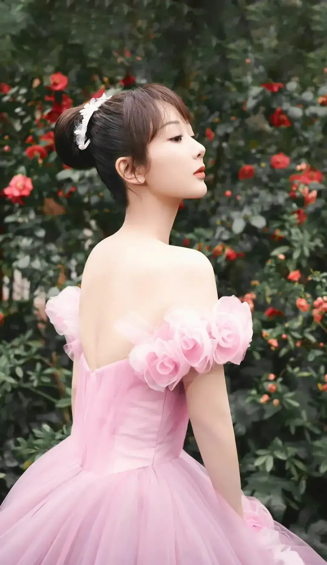 杨紫,抹胸礼裙尽显妩媚动人,珠圆玉润诱惑力超强