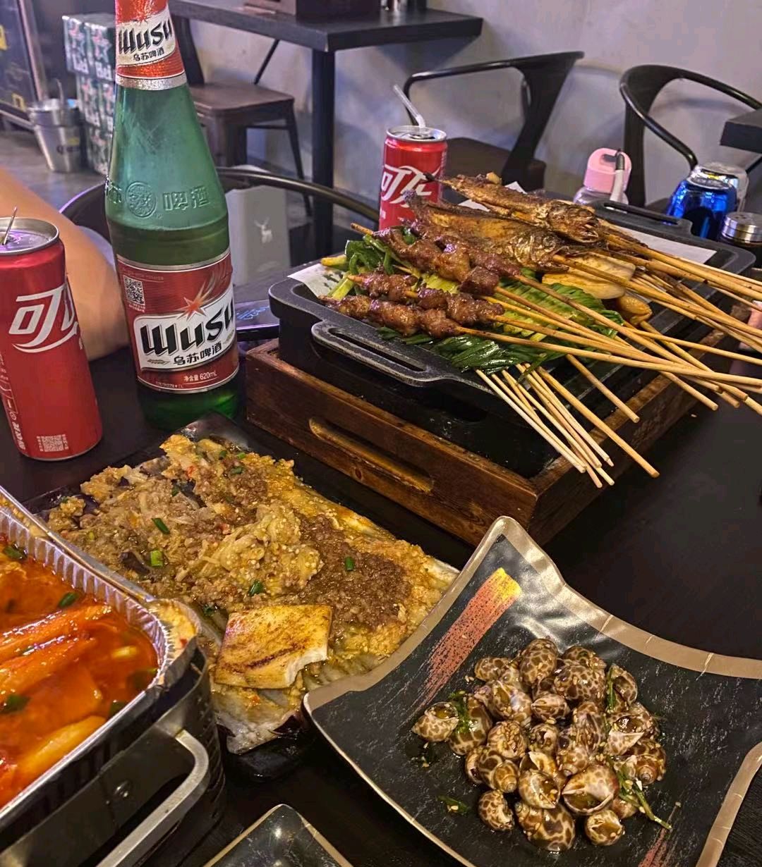 68满满一桌的烤串,二线城市的夜生活也是很接地气的!