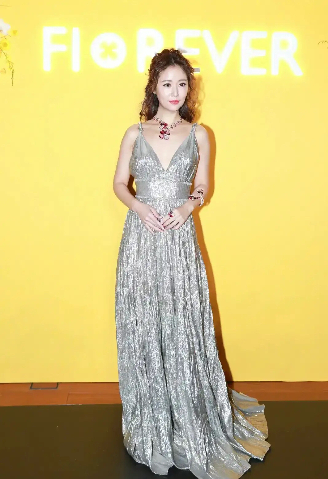 林心如深v礼裙配羊毛卷又甜又雅,不仅显嫩还很显贵