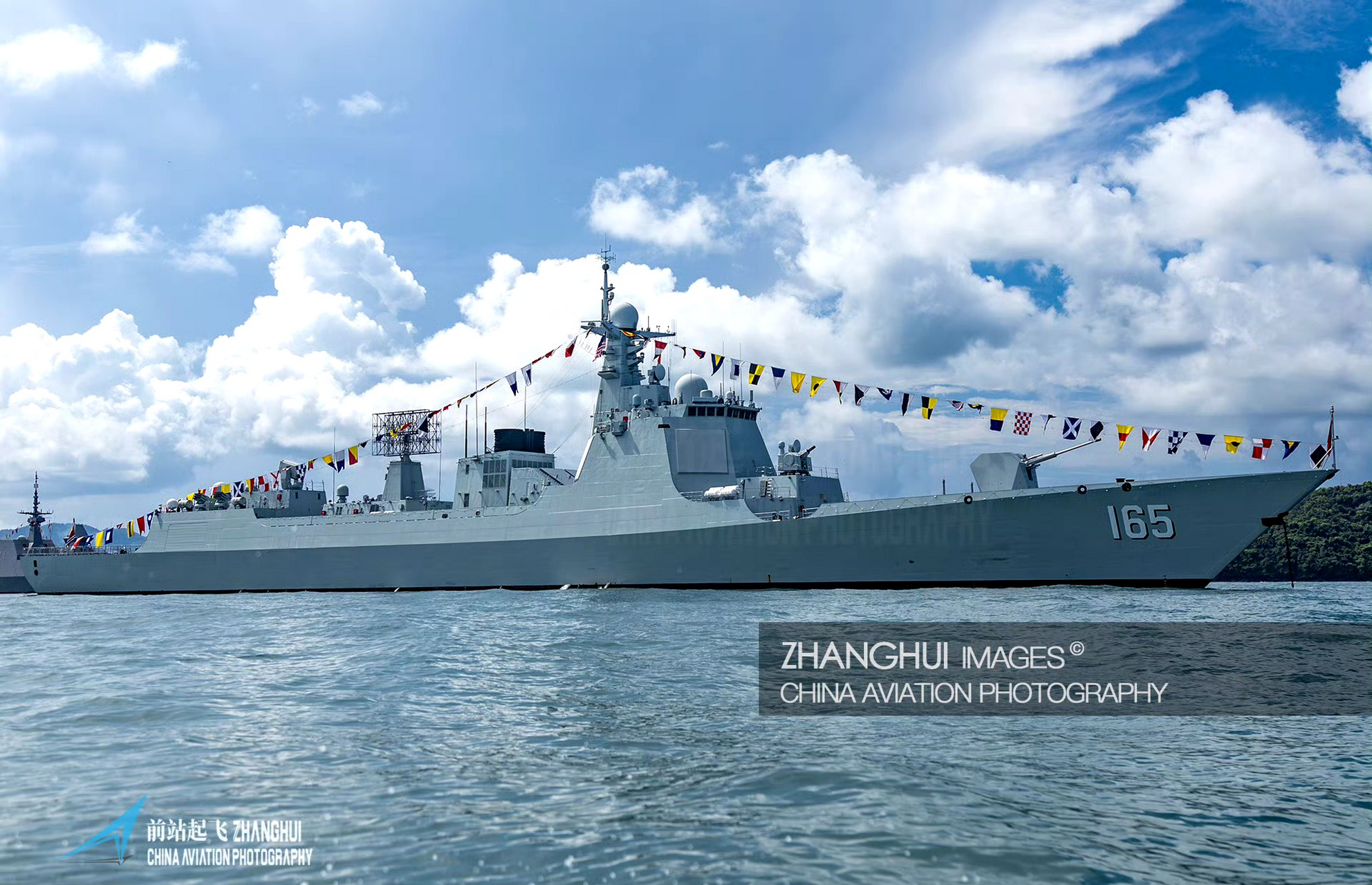 052d导弹驱逐舰在内的多艘解放军战舰靠近美国海岸多日,至今仍未离开,