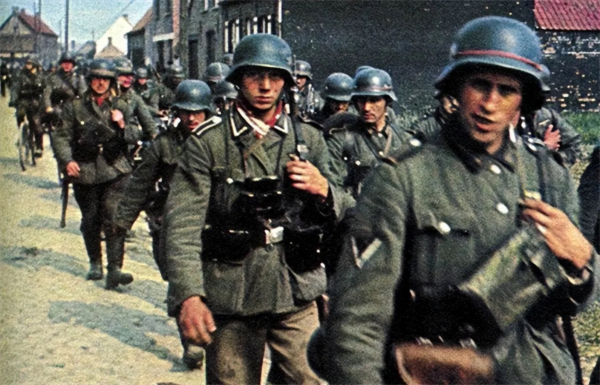 二战期间,一名年轻的德国士兵奉命检查房子里是否有犹太人.