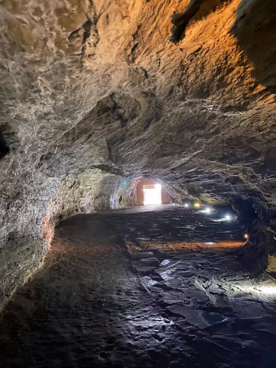 上方山云水洞,洞内37米高的擎天玉柱为中国第一大石笋