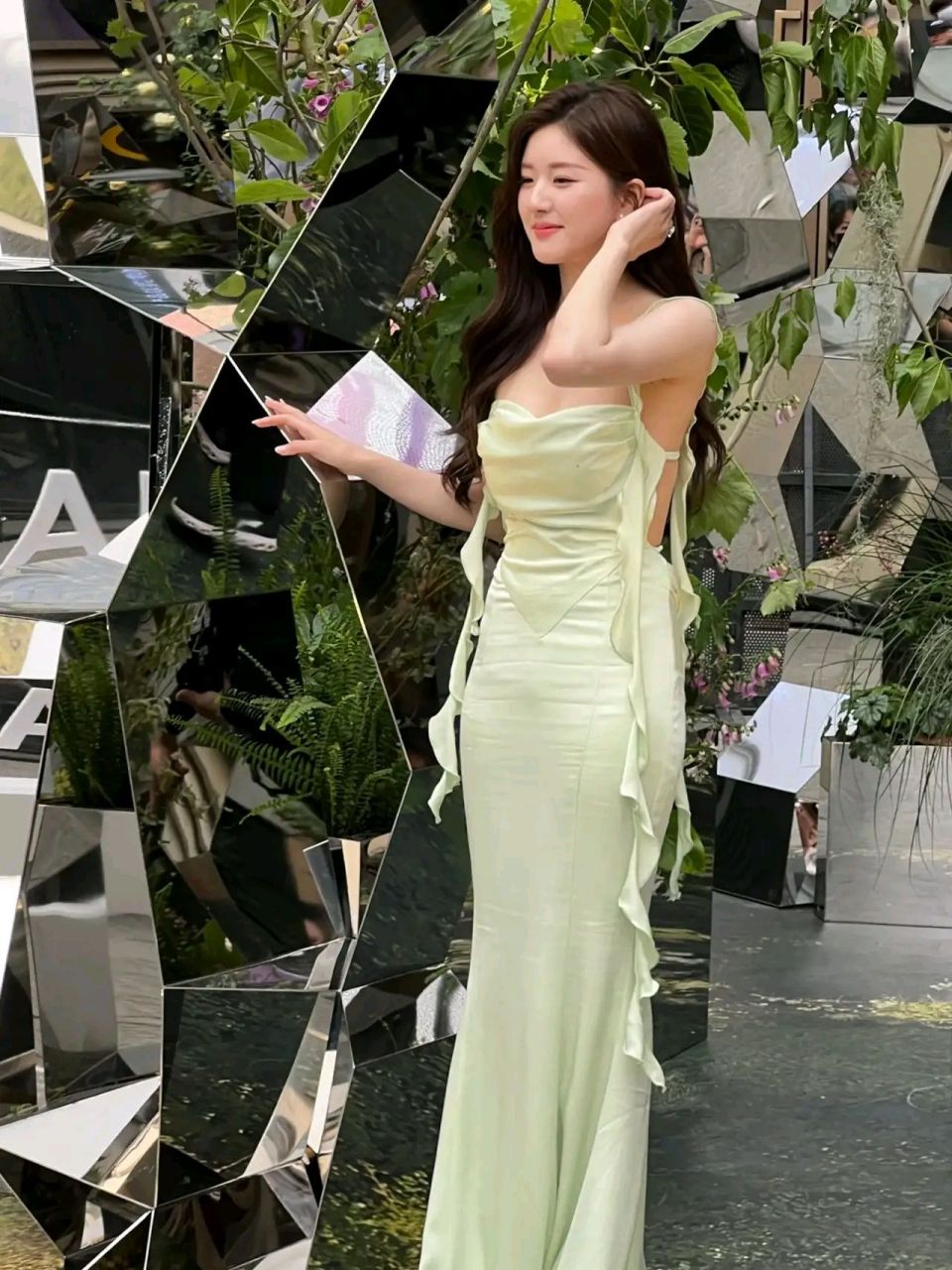 赵露思今日活动造型look  身着nj浅绿色花边吊带露背连衣裙,大秀美背