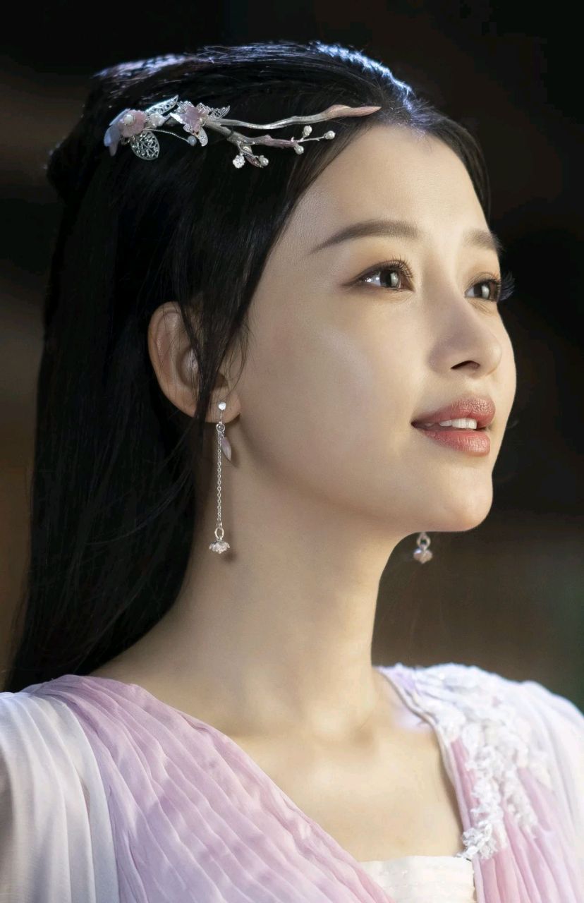 女演员孙怡光脚古装仙子造型  银色脚链很好看,有点水中公主初入人间