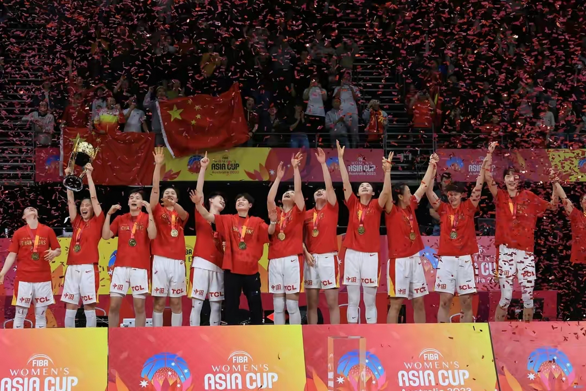 最美的中国红!中国女篮亚洲杯夺冠颁奖瞬间!