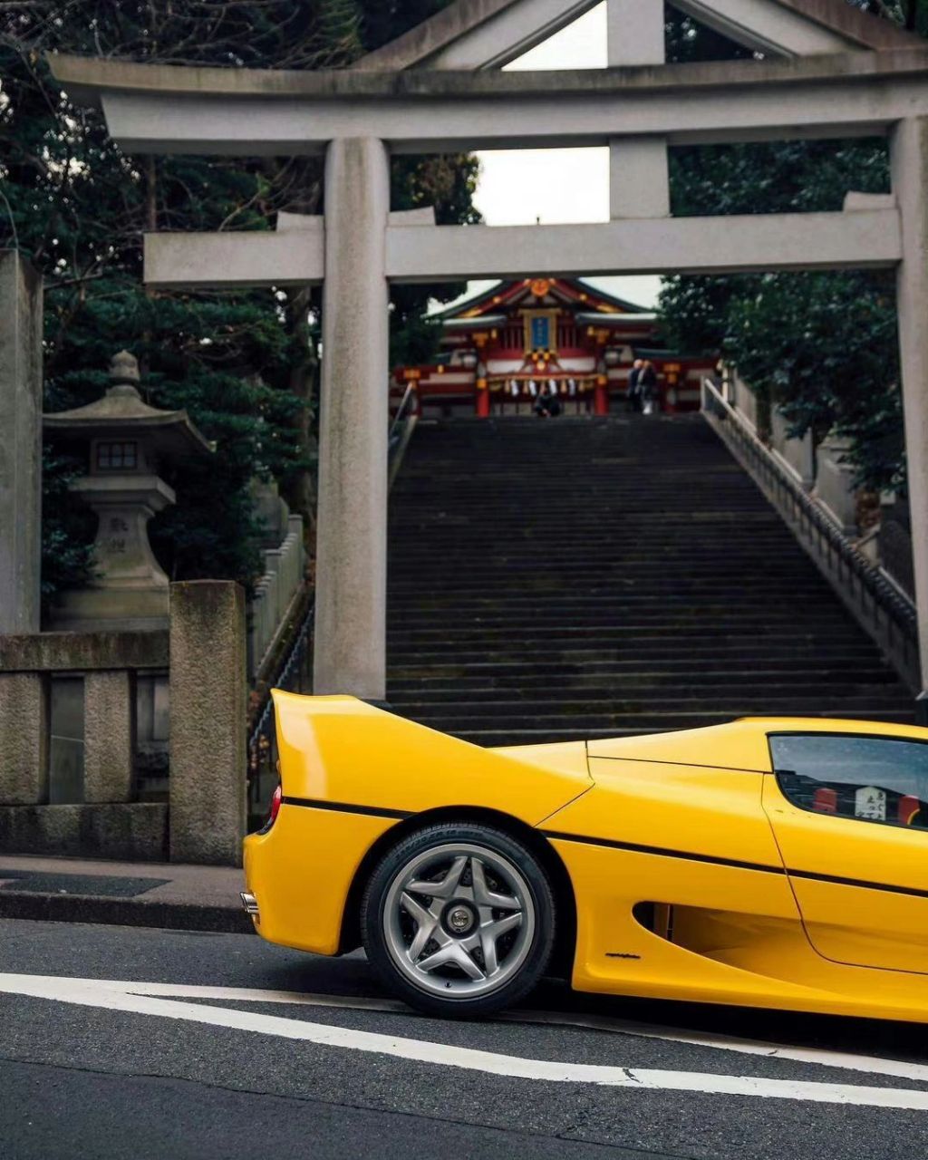 法拉利f50是一款由法拉利公司于1995年推出的超级跑车,是f40的后继