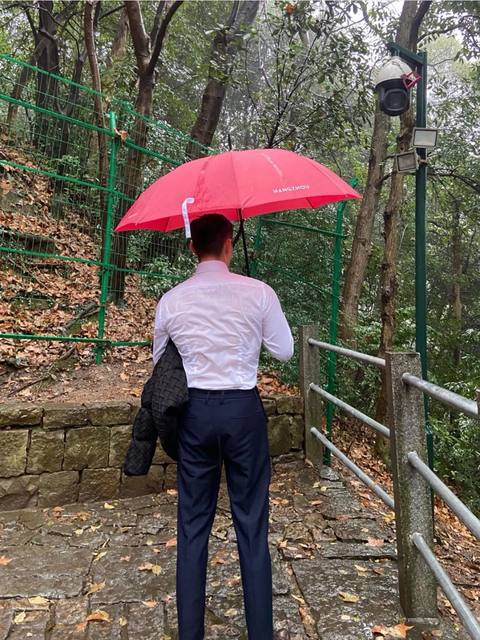 领导下雨了还要来爬山,他身上的衬衫都湿透了真是辛苦,只能先找个民宿