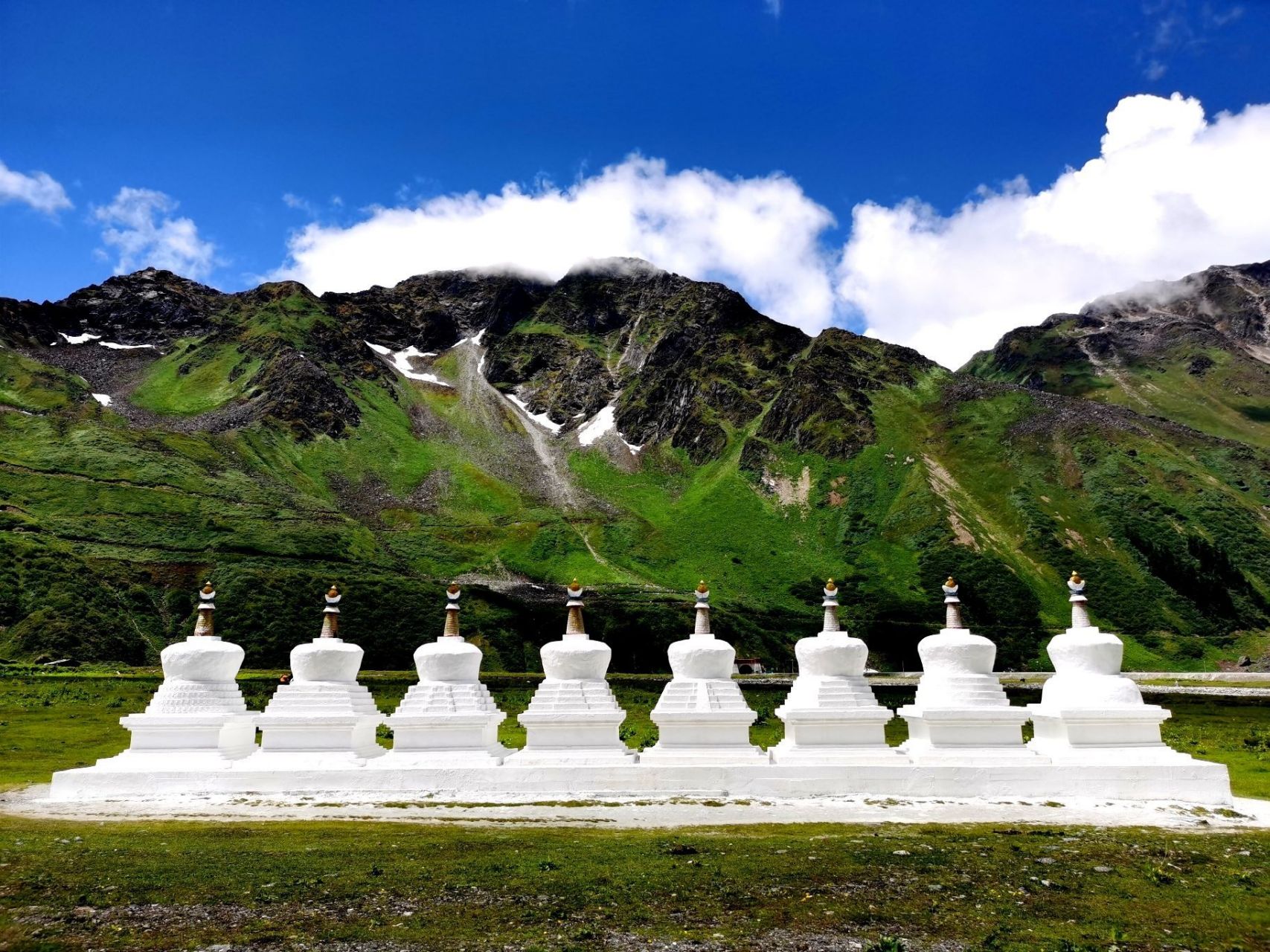 嘎隆拉雪山位于西藏林芝墨脱县与波密县交界处,被当地人称为神山.