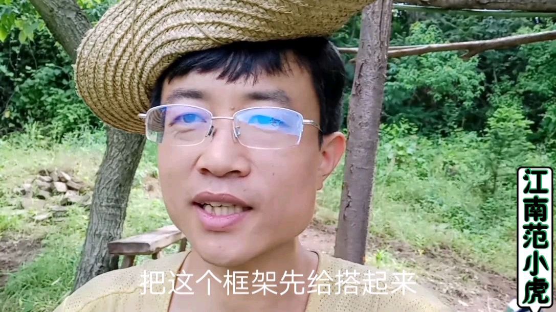农村小伙独自进入深山,搭建原生态鸡棚,准备开始散养土鸡创业