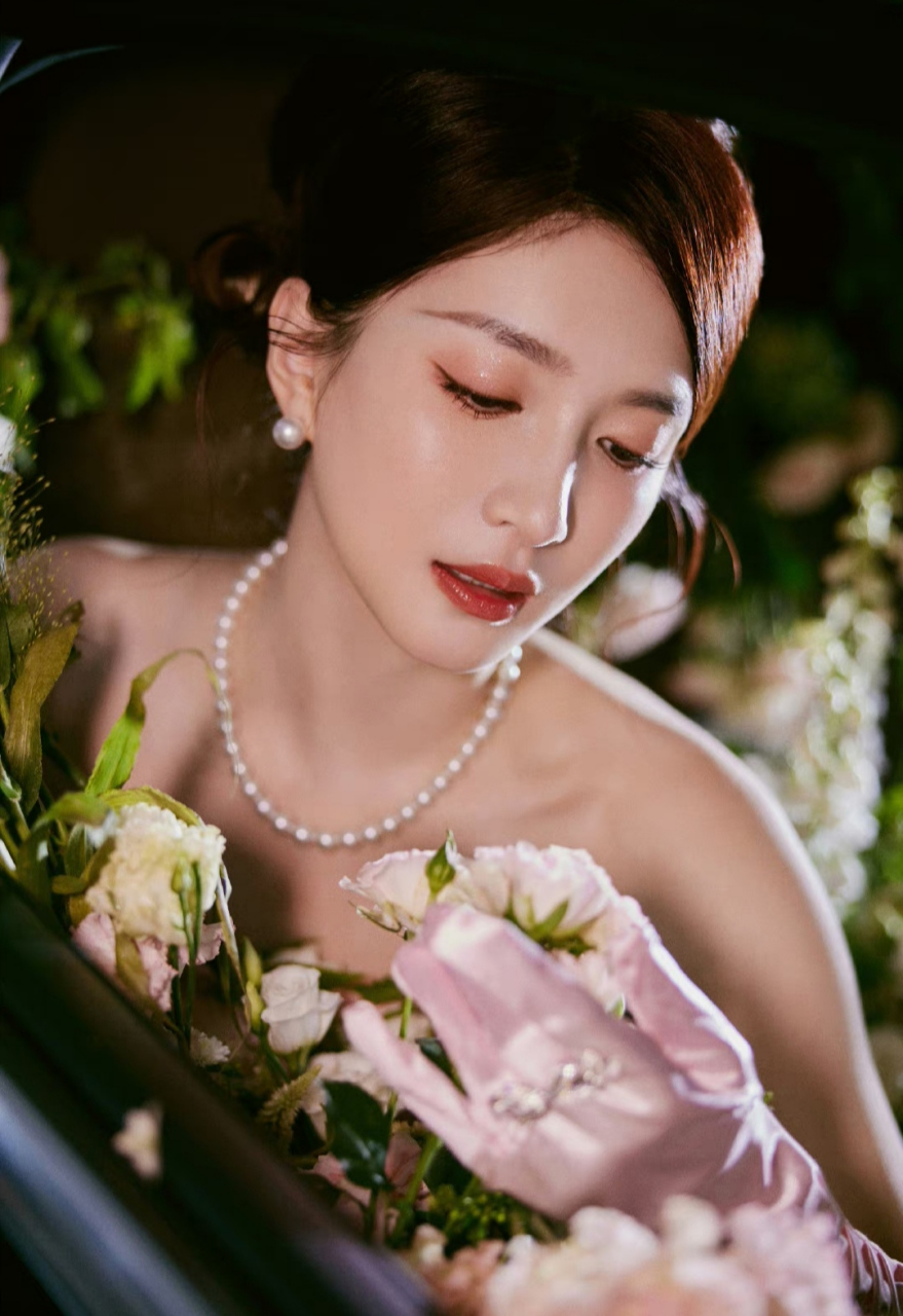 性感妩媚,风情万种的#江疏影# 肤白貌美的容颜,白皙水嫩的大长腿,性感