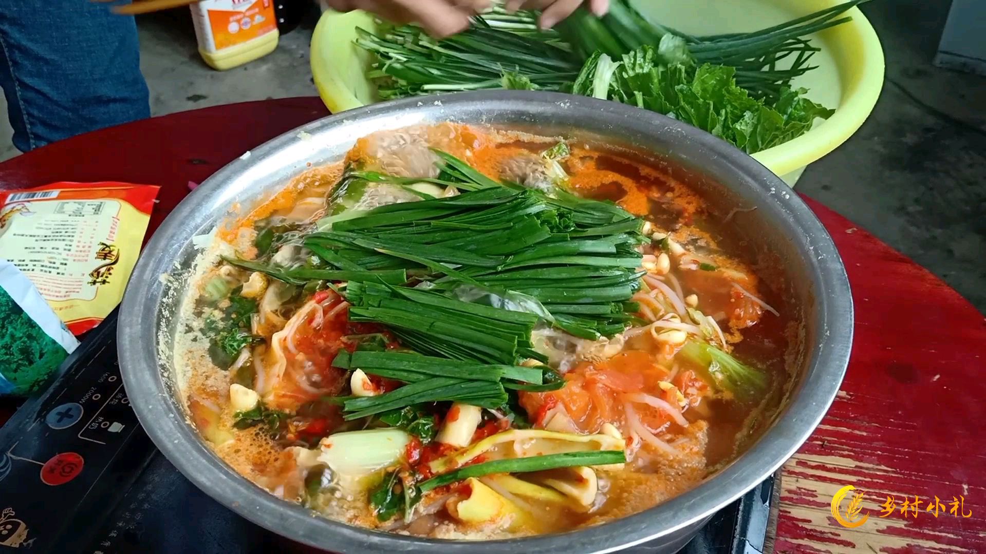 贵州农家夏天必备的一道菜,姑娘说用的食材种类越多就越好吃