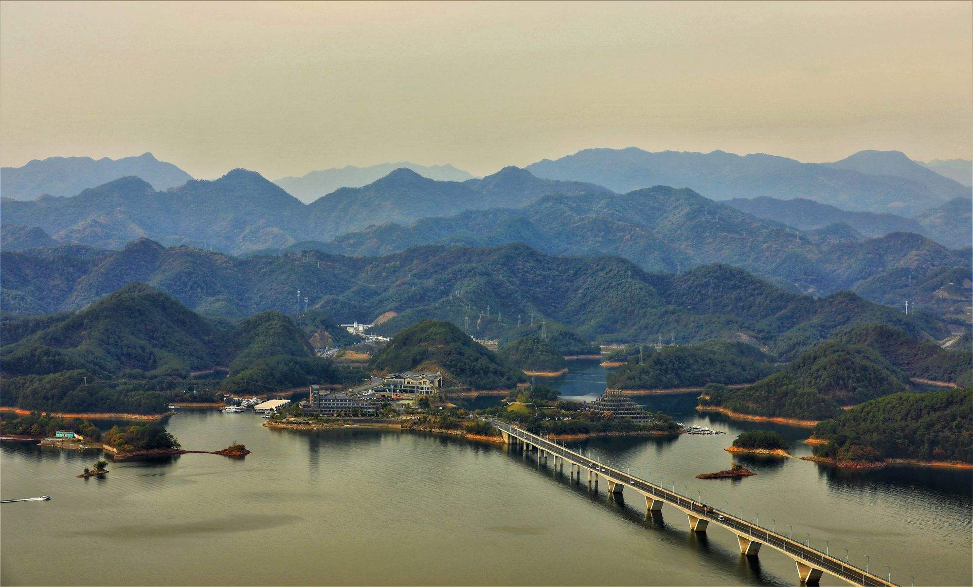 杭州淳安千岛湖的风景美不胜收,让人陶醉其中,值得一去你心动吗