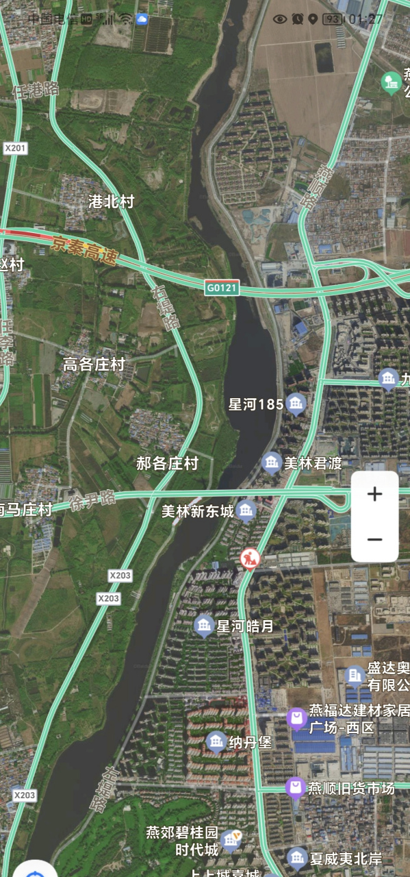 高楼大厦的一侧是河北廊坊三河市的燕郊镇,田野乡村的一侧是北京通州