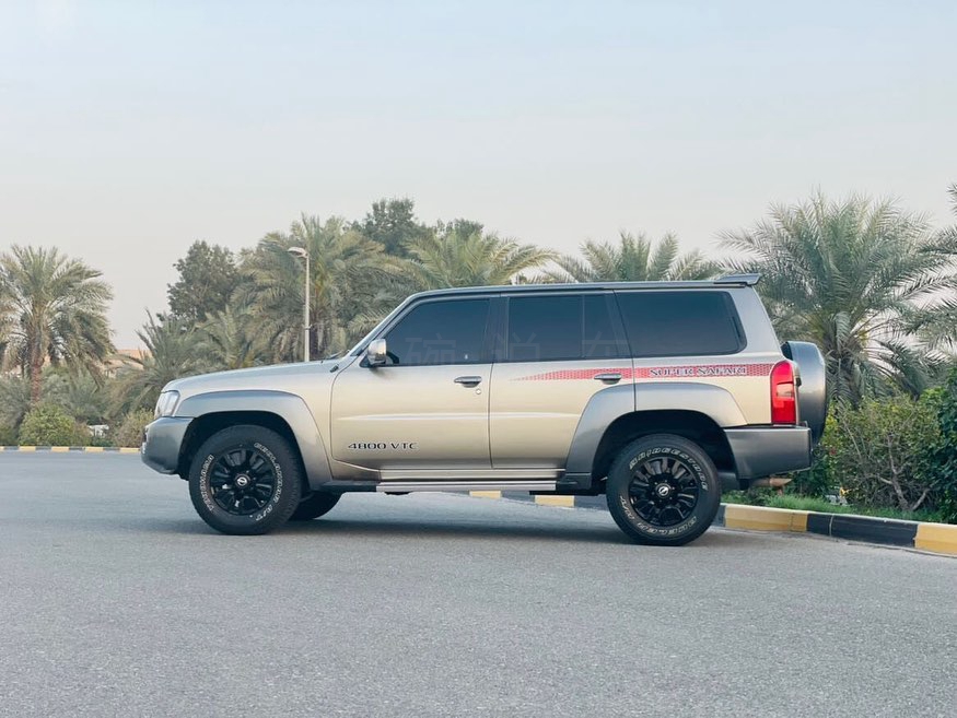 实拍经典版日产y61:造型复古,越野性能霸气,对标陆巡lc系列