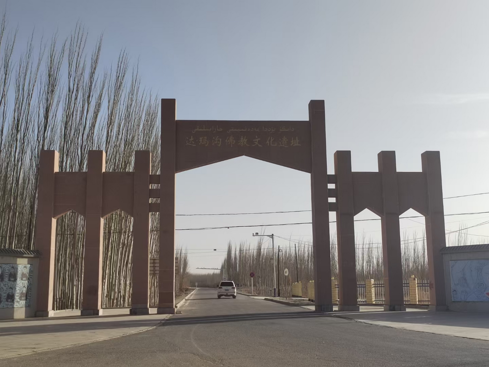 策勒县达玛沟乡小佛寺遗址于2000年3月被一牧童发现.