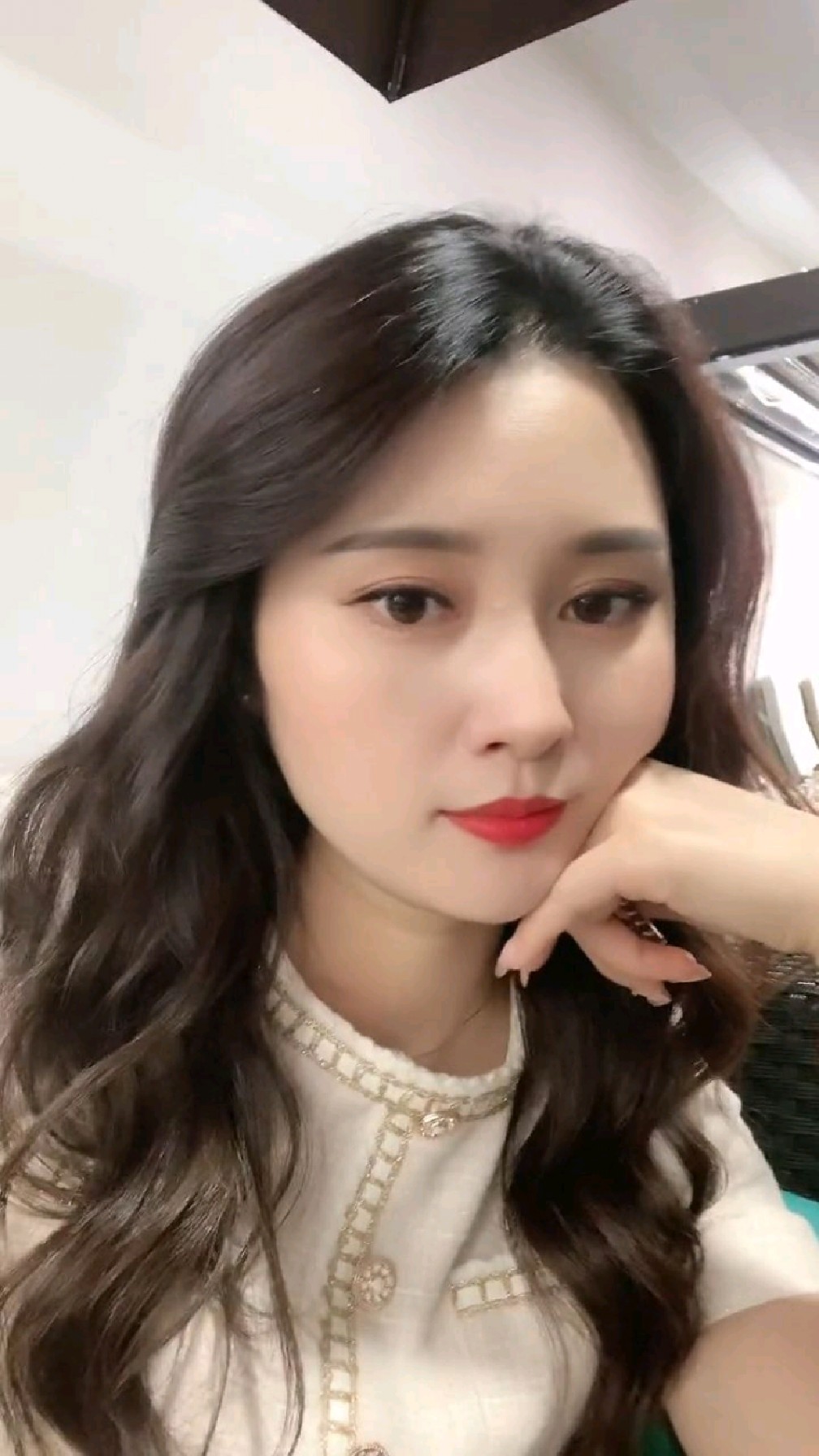 圆脸美女就是漂亮一脸旺夫相!