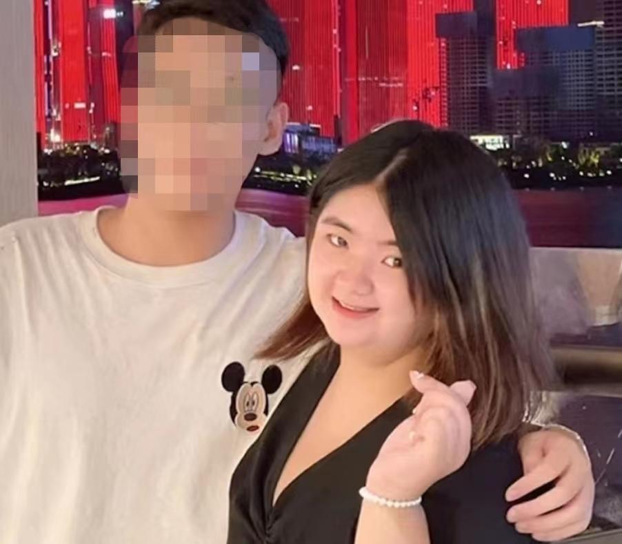胡慧中女儿何嘉珍近状曝光,穿白裙漫步沙滩,露阳光灿笑超自信