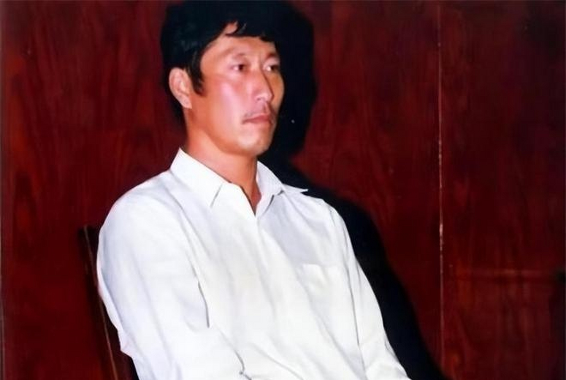 照片中可以看到,被抓时白宝山浑身上下只穿条裤衩,应该是从被窝里拉