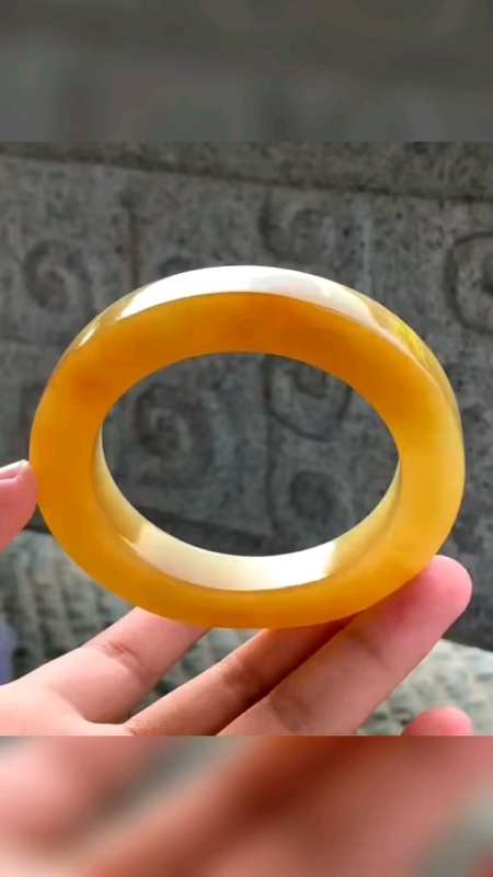 分享满黄翡翠手镯胚,金蝶翩跹浮秋风,蜜糖橙色,泽浓郁贯穿,像蜜糖一样