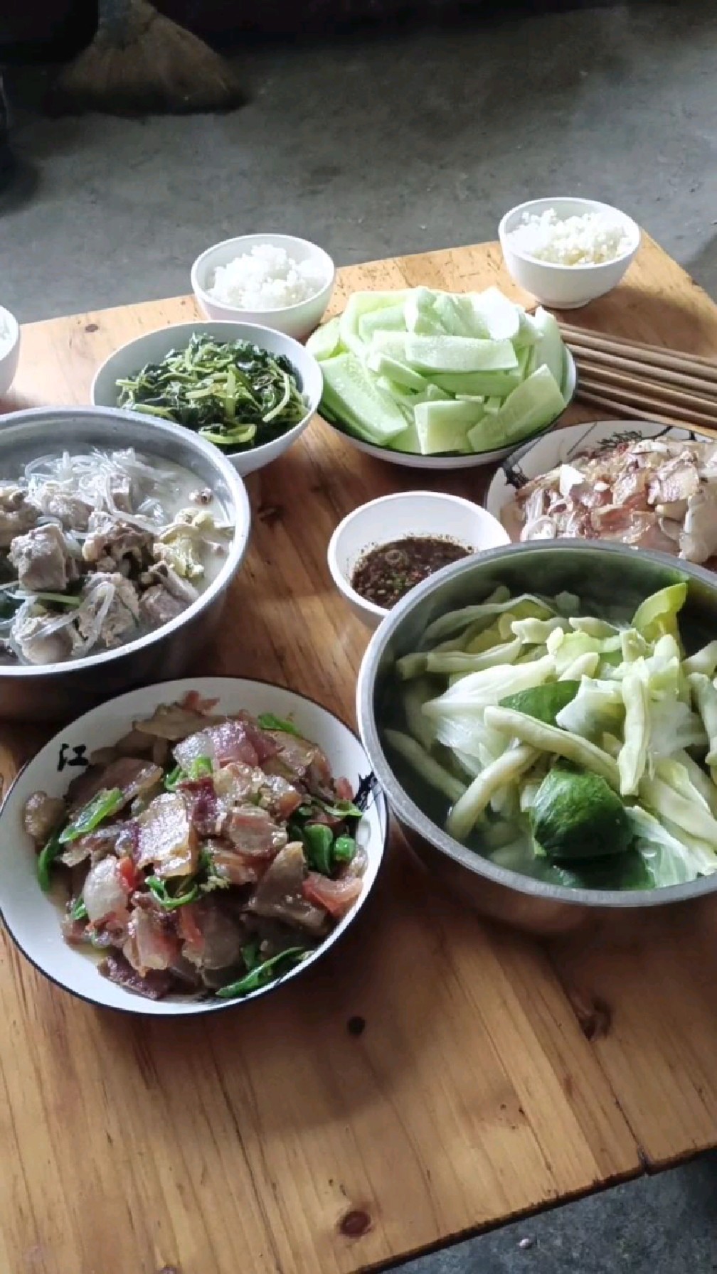 来外婆家混饭吃这么多好吃的拿出来招待