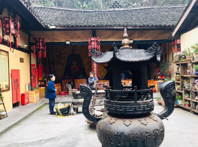 与成都文殊院一墙之隔的小道观,距今已1800年,常被游客忽略