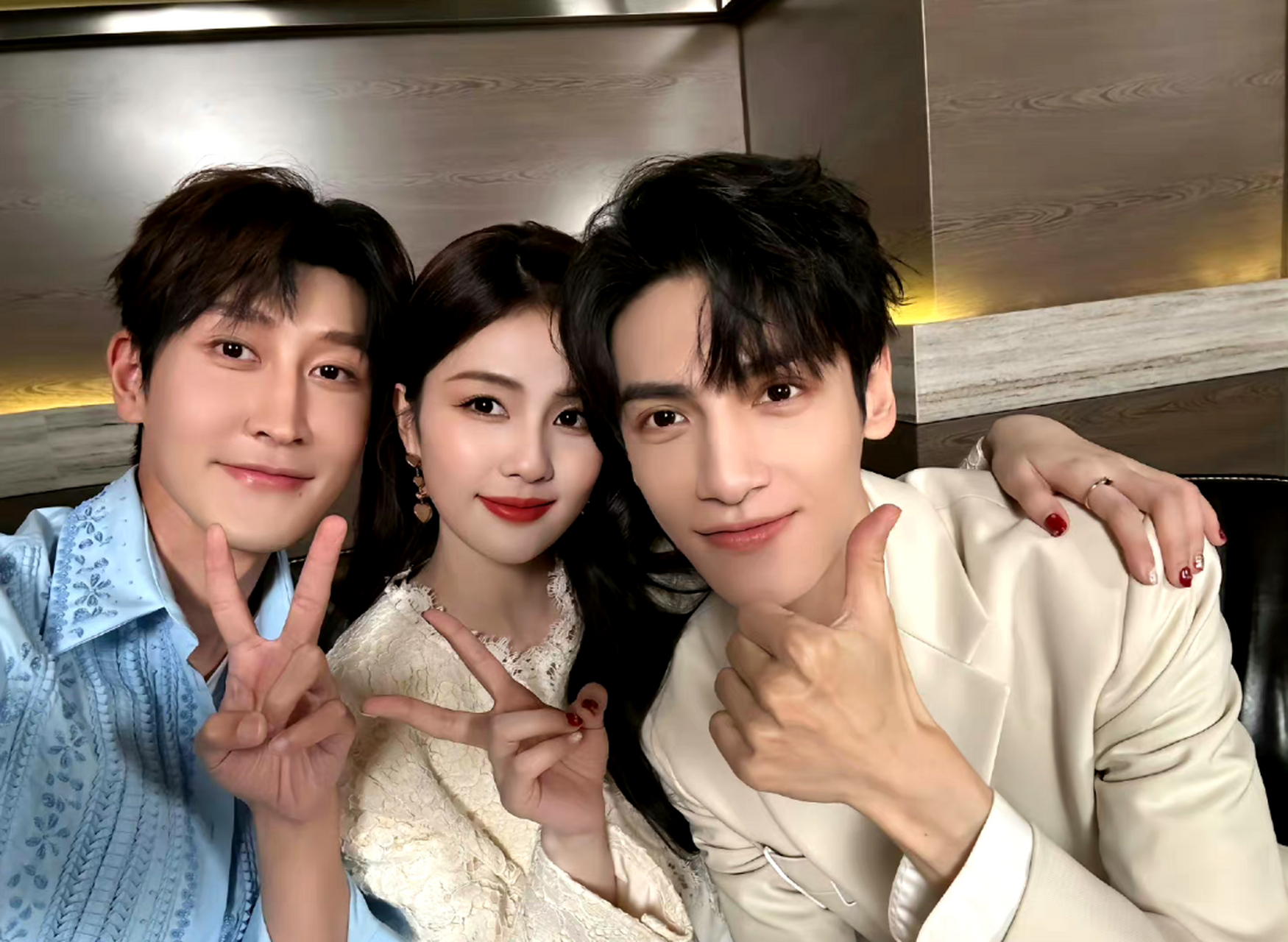 家人们,《长月烬明了》罗云熙 白鹿最新合照来了!