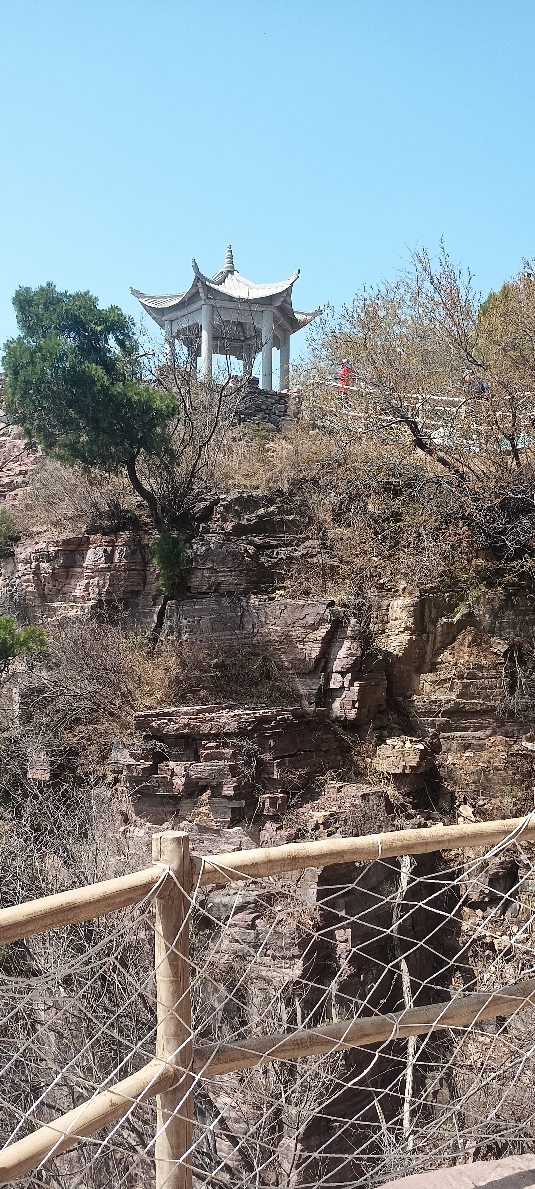 在辉县天界山玻璃栈道上