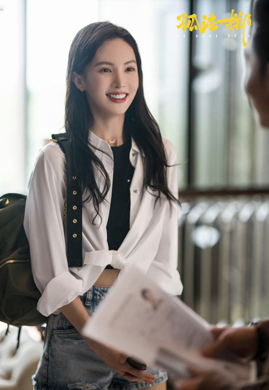 金晨《孤注一掷》梁安娜】披在梁安娜身上的花衬衫在告诉我们这是影视