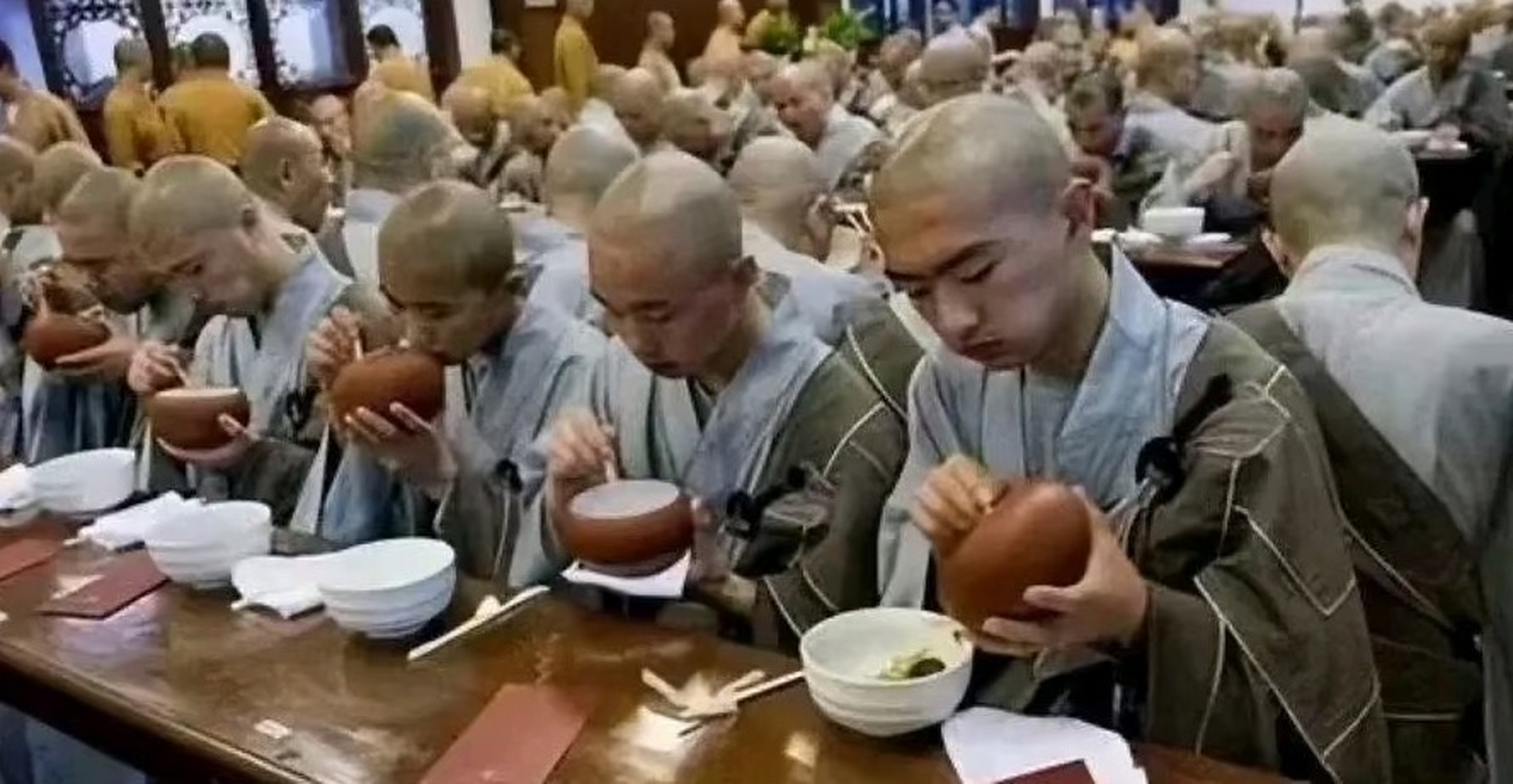 现在的和尚大多肥头大耳,上班装个样,下班开宝马奔驰法拉利……花天酒