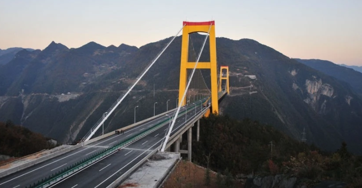 這座相當於200層樓高的大橋,是靠火箭幫忙完成的,造雲中大橋