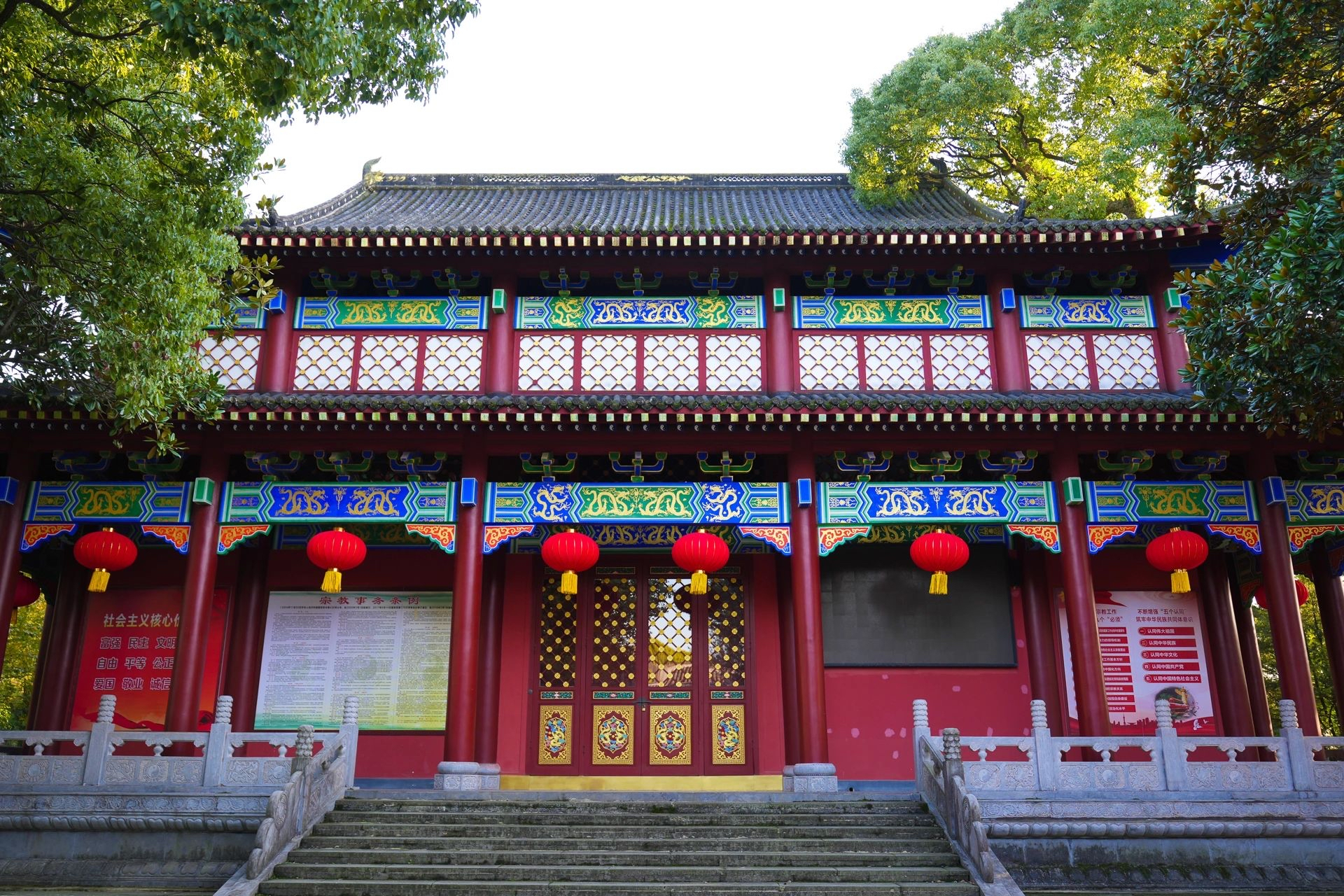 上清镇,临清溪,为张氏历代起居之地,是中国道教祖庭,原建于龙虎山脚下