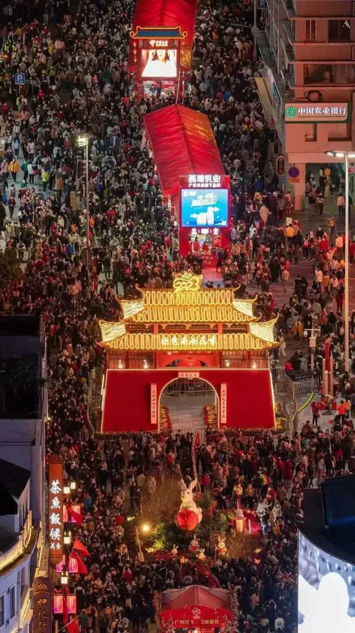 廣州本地人全擠到北京路去了,北京路又重現曾經的容景,這才是人間煙火