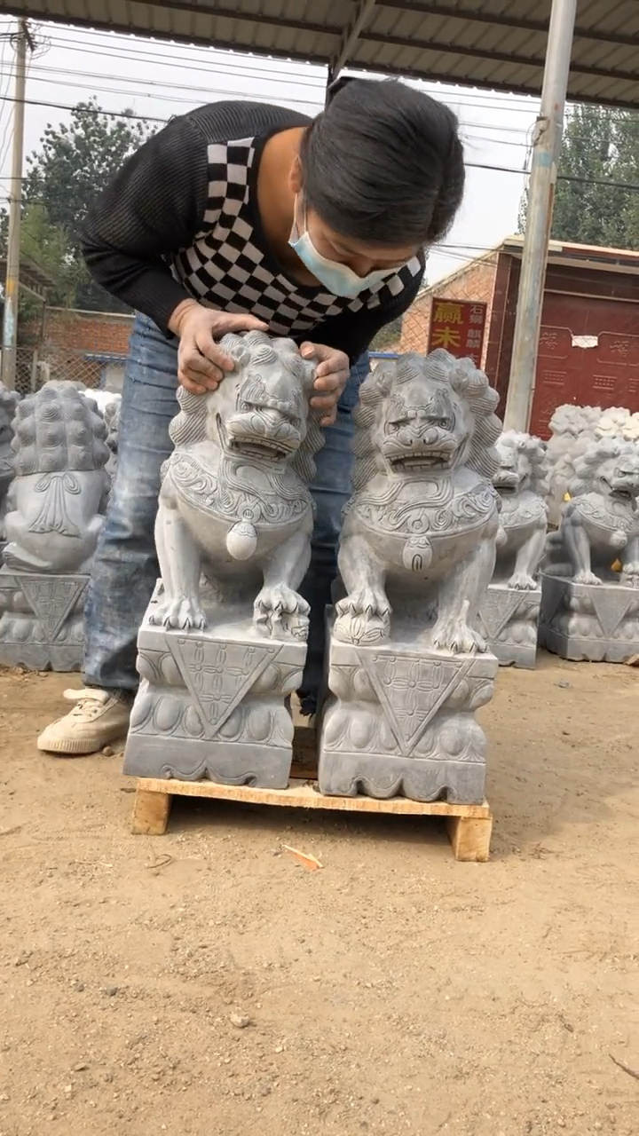 公狮子踩绣球,母狮子脚下一只小狮子,青石石雕狮子