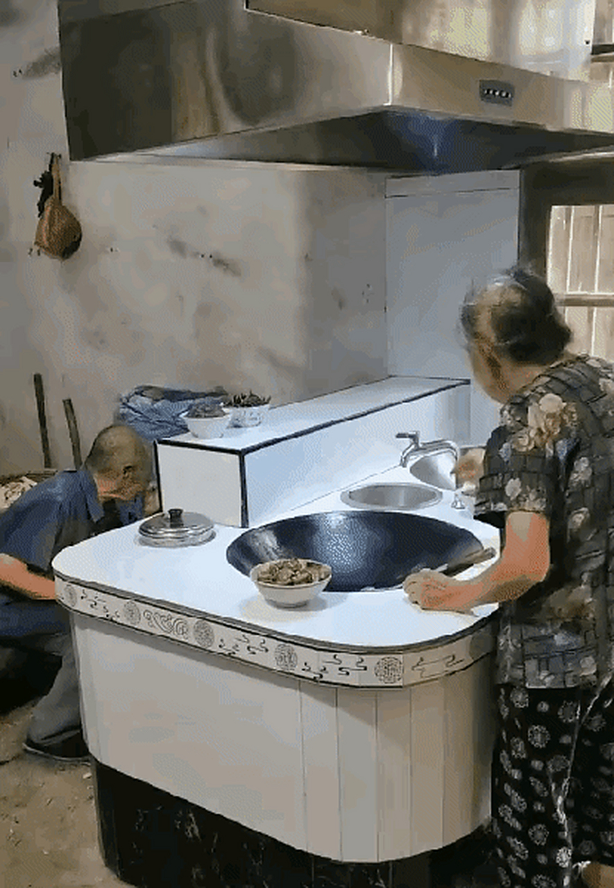 现在农村的灶台都这么高大上了吗?