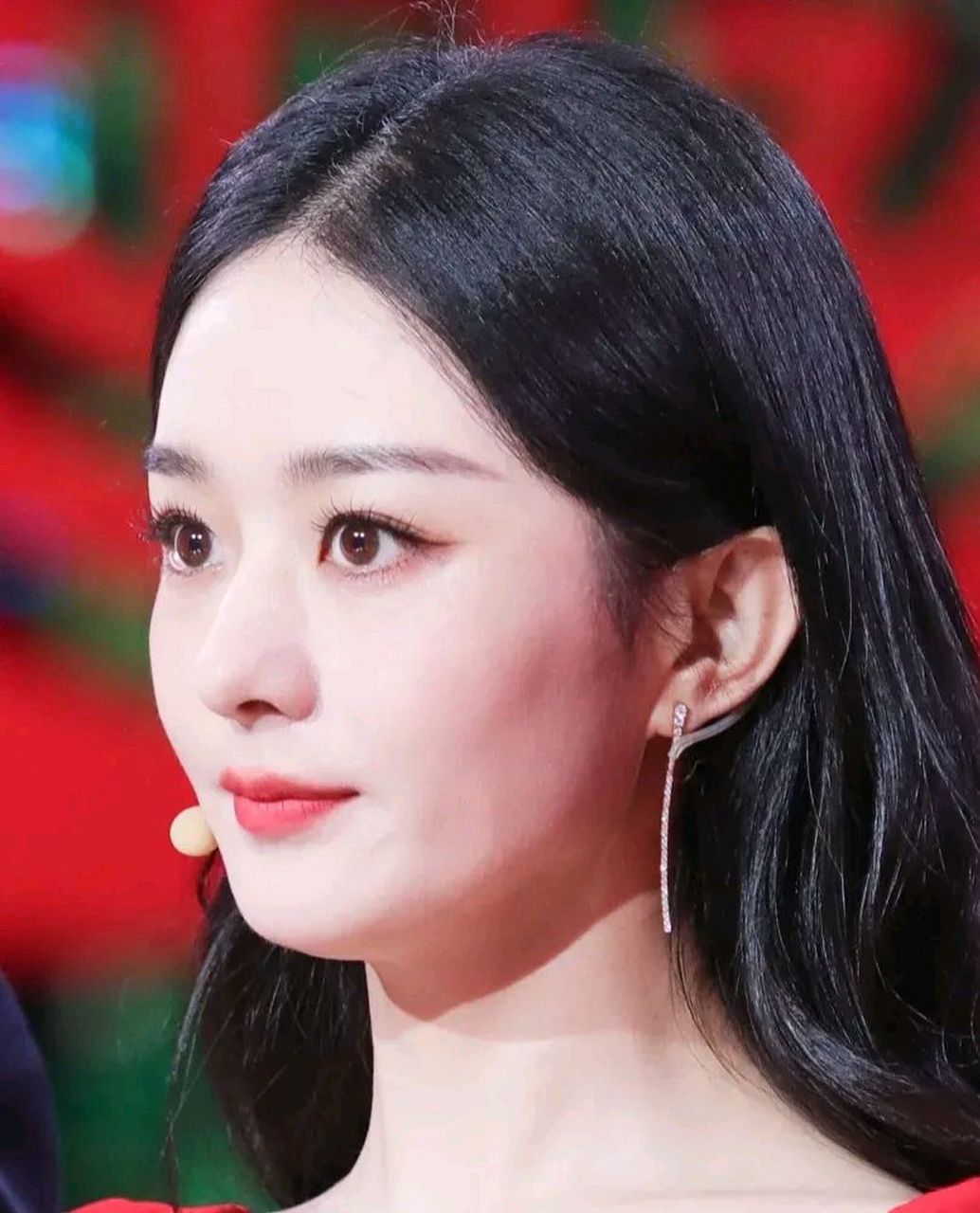 赵丽颖医美痕迹明显,楚乔传的时候眼窝凹陷,如今满脸的胶原蛋白,年轻