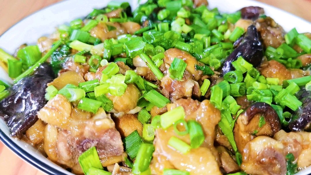 广东人的家常菜冬菇炒鸡肉嫩滑香味浓郁出锅连汁水都不剩太香了