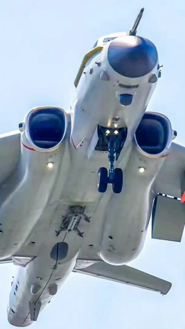 " 轰六n的伸缩空中加油杆与机腹的武器重载挂架