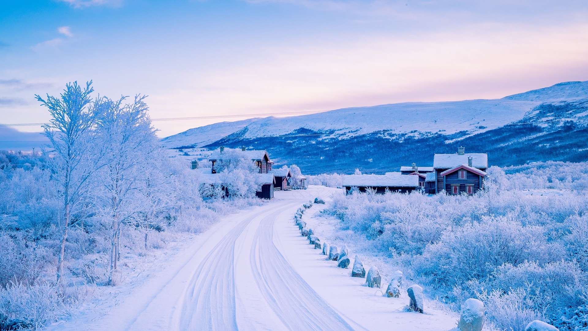 冬季公路被大雪覆盖 沿途雪景美成童话