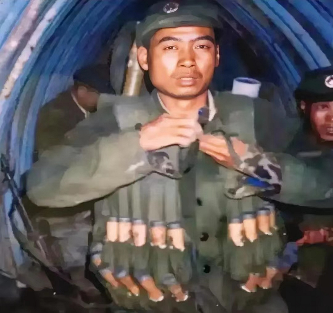 1986年10月14日,中国人民解放军的英勇战士魏文勇牺牲前的一张珍贵