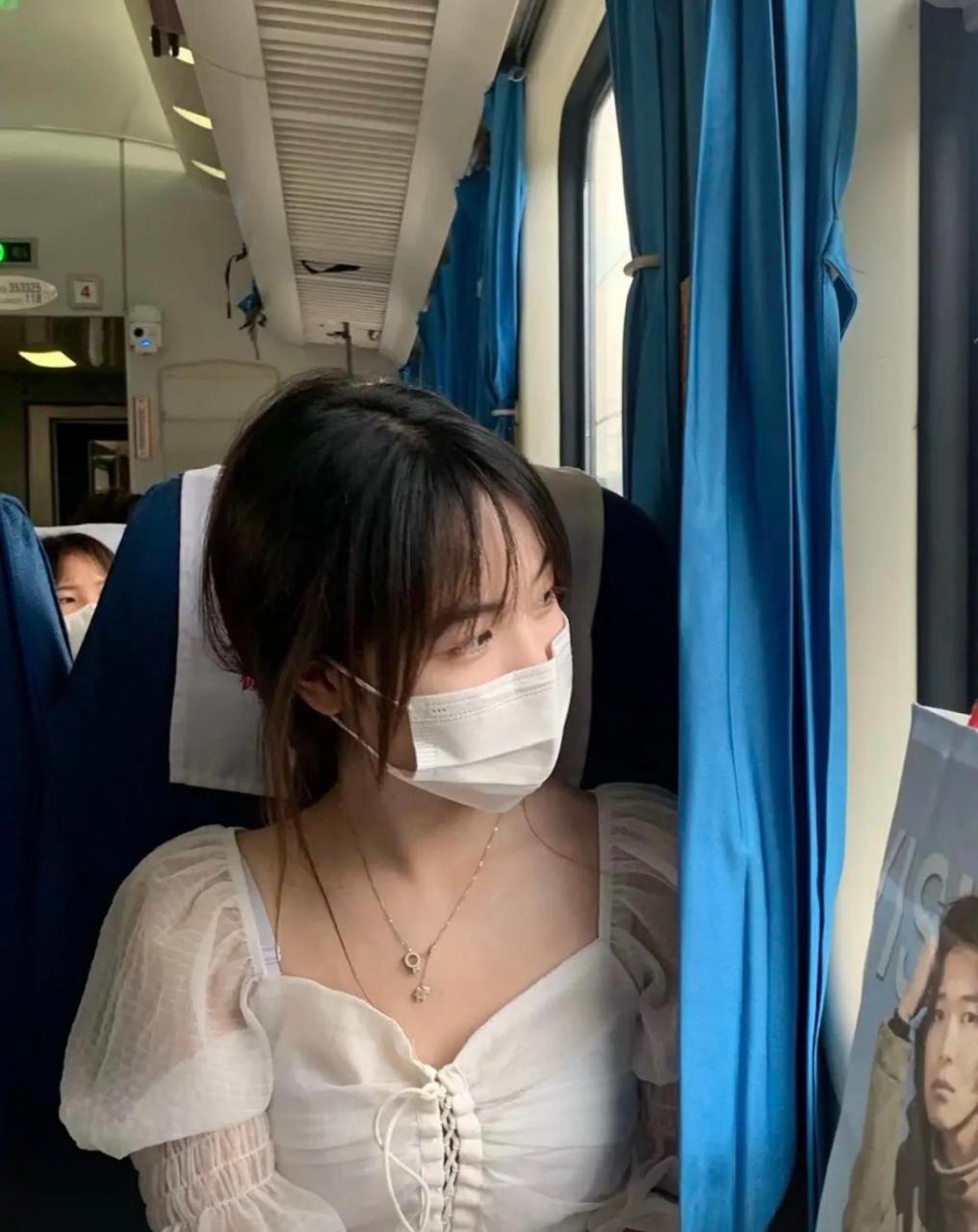 网友:坐火车遇见一位美女,她老是盯着我看,怎么办?