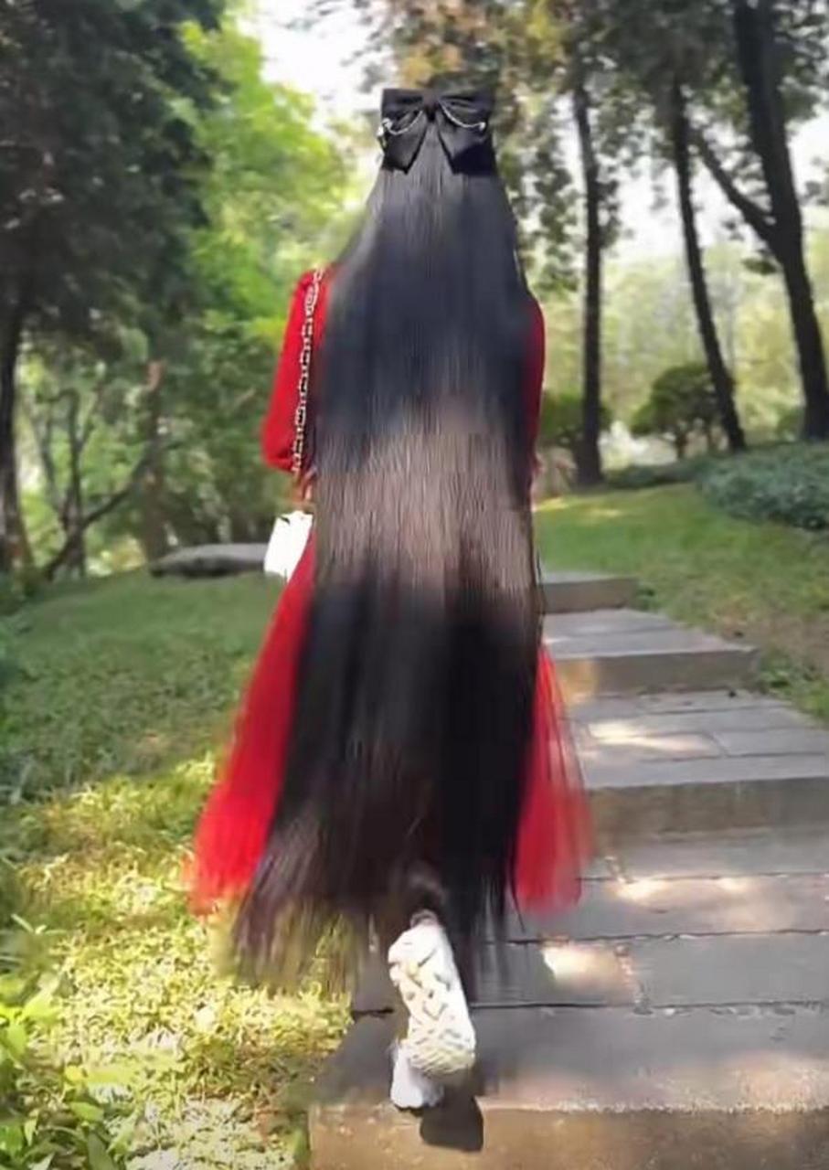 待我长发及腰你娶我可好! 可这头发都到脚跟了,还没等到意中人!