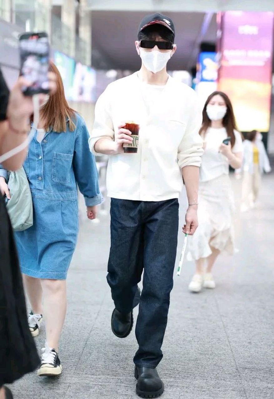 井柏然亮相机场,他这次搭配的非常阳光,像个帅气的大男孩,气质特别的