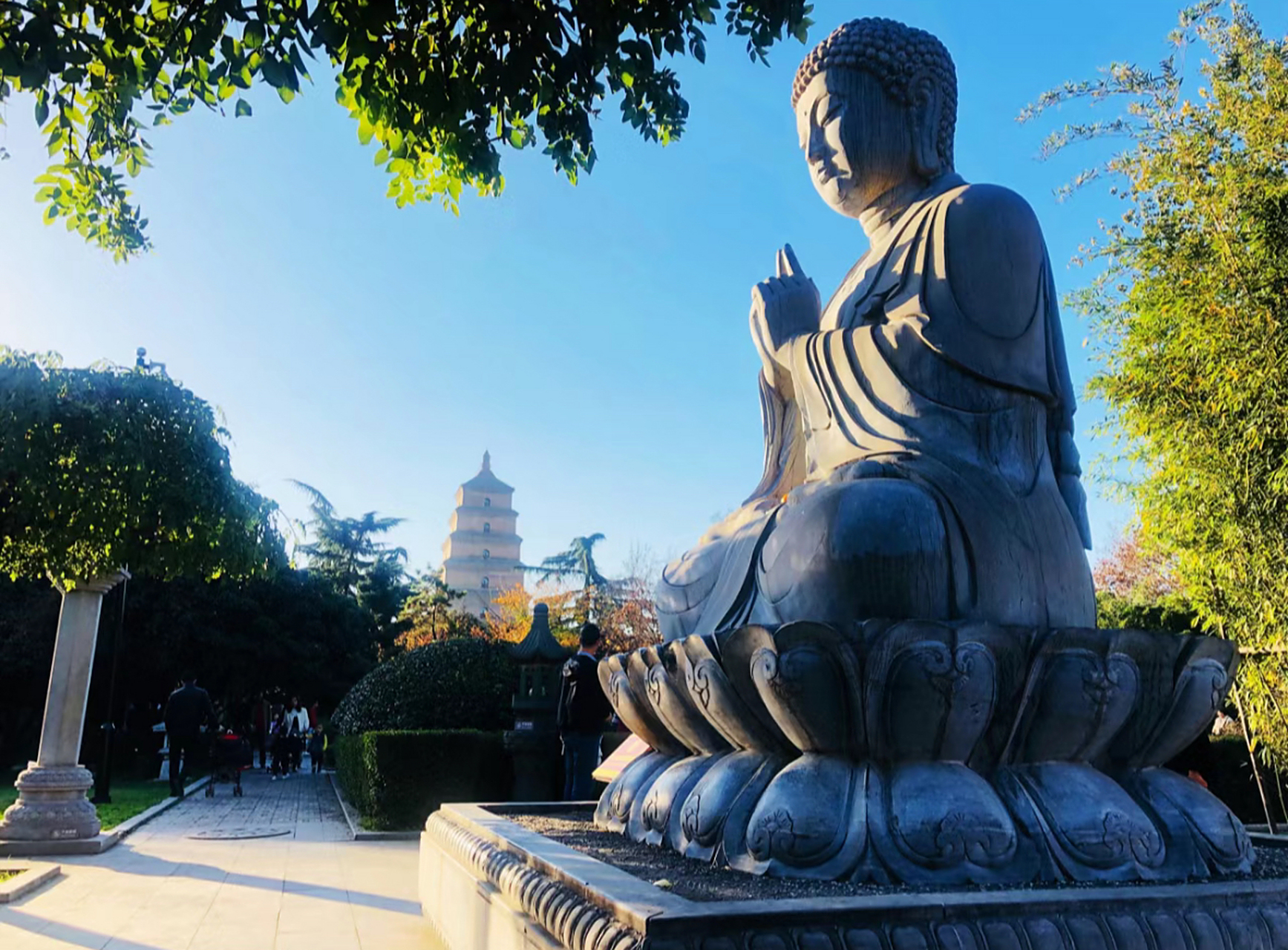 大慈恩寺遗址公园在西安南,和大雁塔遥相呼应,为长安城内修建最华丽的