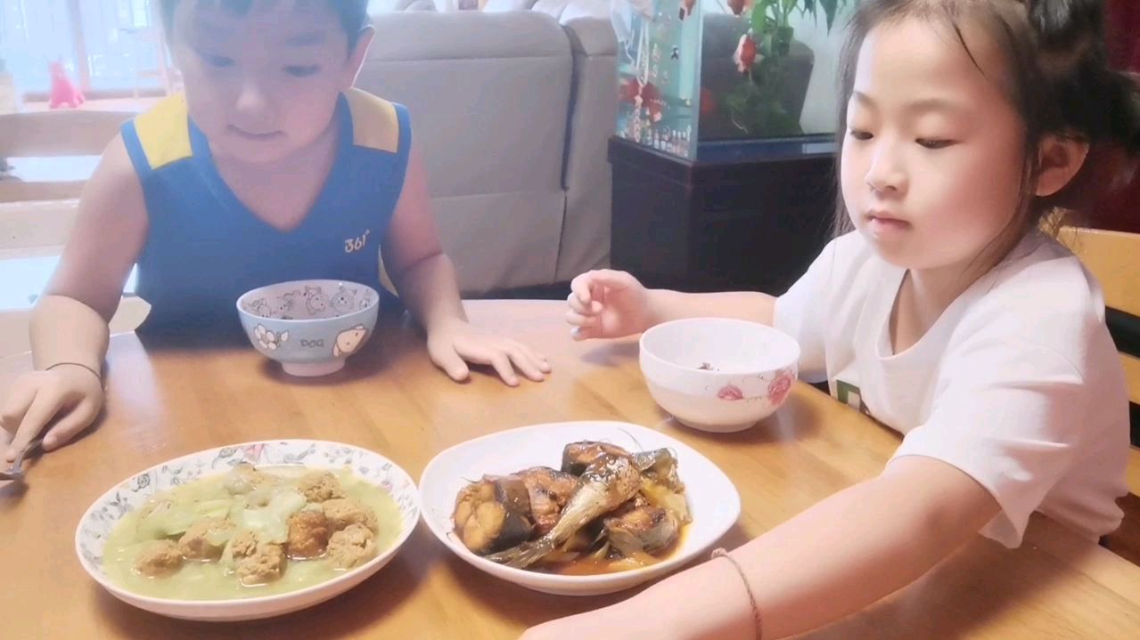 姐姐要吃茄汁鲐鲅鱼,弟弟说为什么不吃鲈鱼,众口难调