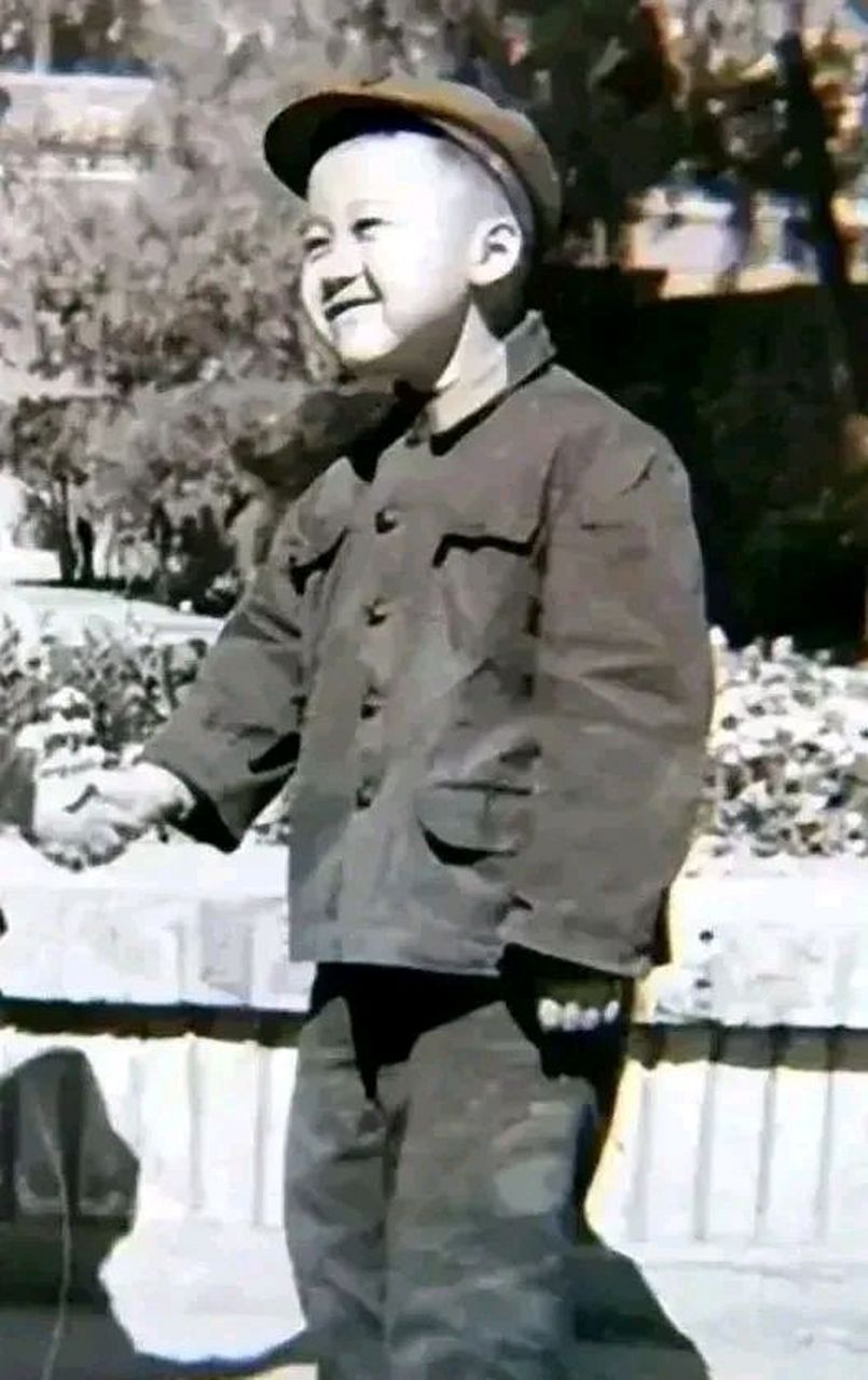 70年代,童年的方清平,一张罕见的留影.