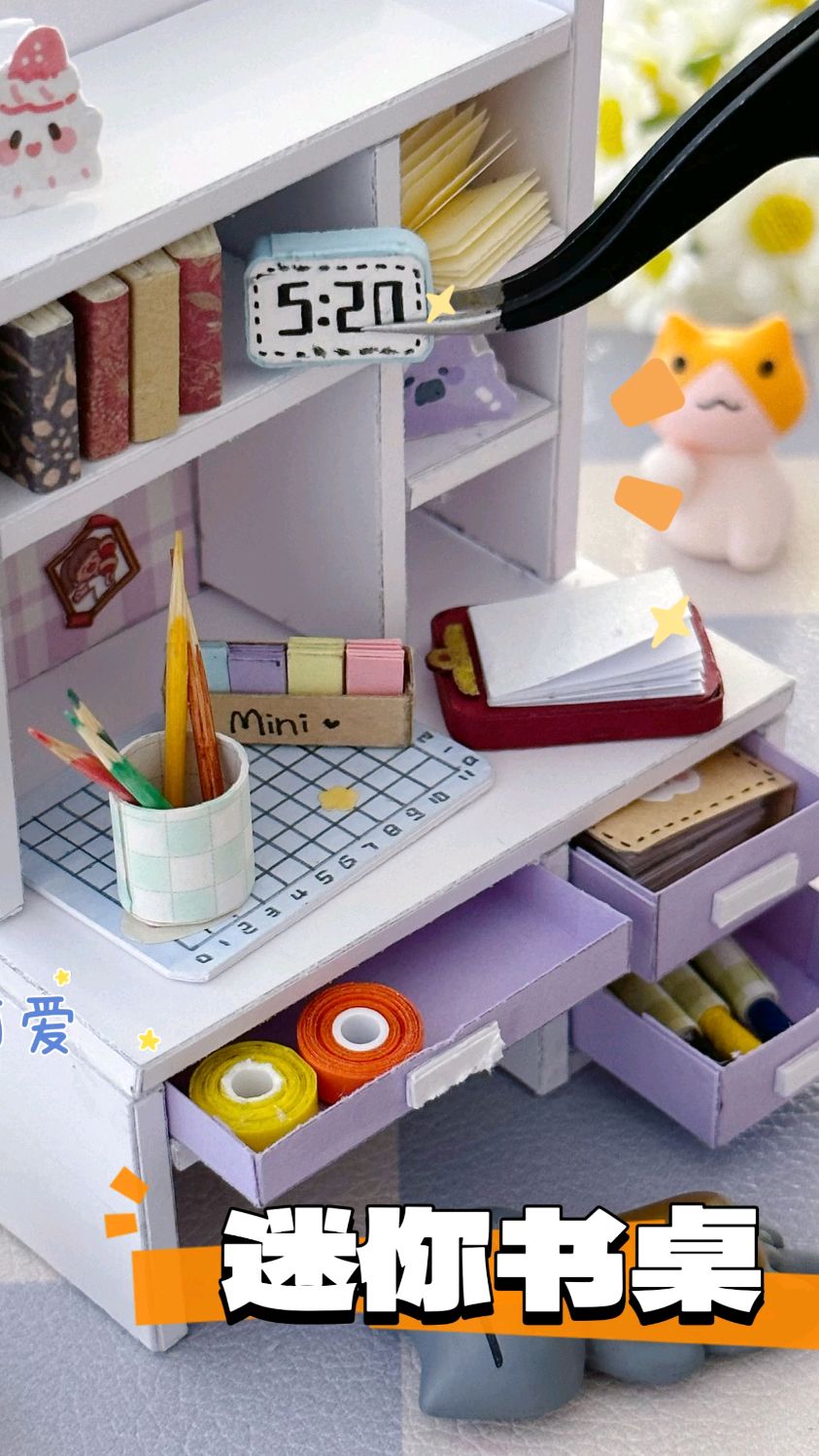 快看,我把迷你书桌和书柜做出来啦!两张卡纸搞定